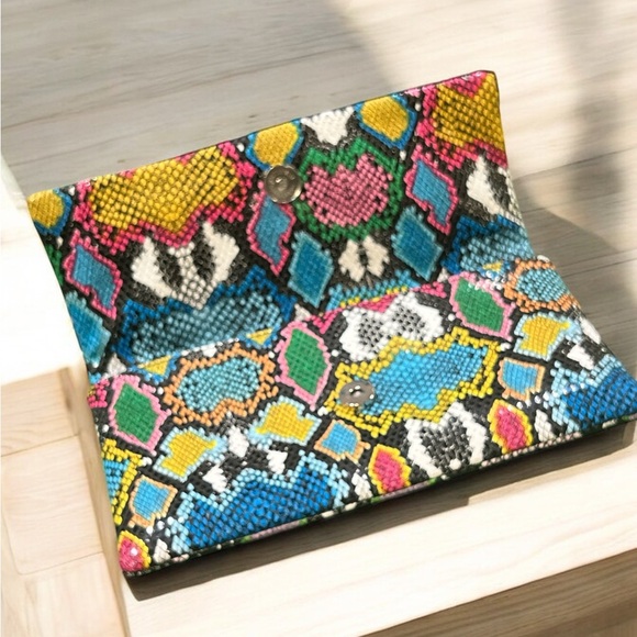 Steve Madden Multi Color Clutch Wallet. - Picture 3 of 6